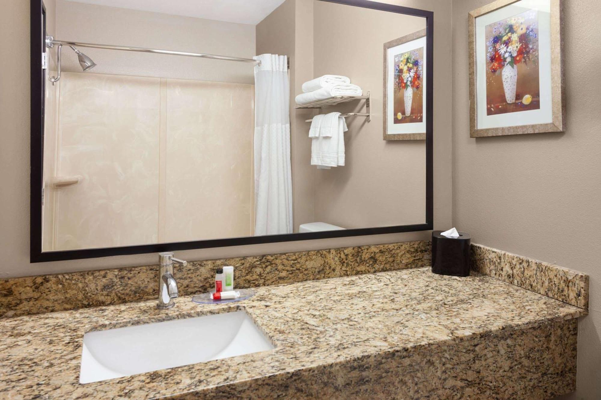 Americinn By Wyndham Hudson Ngoại thất bức ảnh